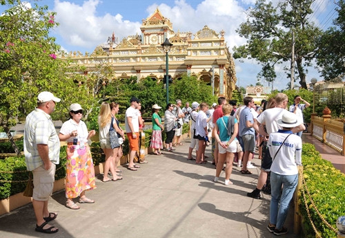 Du khách quốc tế tham quan chùa Vĩnh Tràng (xã Mỹ Phong, Thành phố Mỹ Tho, tỉnh Tiền Giang)