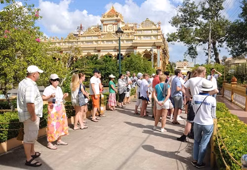 Du khách quốc tế tham quan chùa Vĩnh Tràng (xã Mỹ Phong, Thành phố Mỹ Tho, tỉnh Tiền Giang)