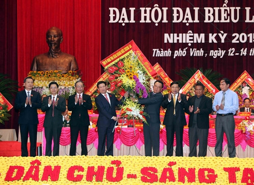 Đoàn đại biểu tỉnh Xiêng Khoảng tặng hoa chúc mừng Đại hội thành công. Ảnh: Thanh Tùng-TTXVN