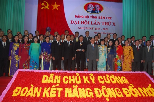 Ban chấp hành Đảng bộ tỉnh Bến Tre nhiệm kỳ 2015 – 2020 ra mắt Đại hội. Ảnh: Văn Trí – TTXVN