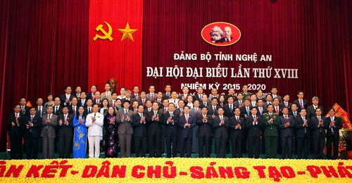 Ban Chấp hành Đảng bộ tỉnh Nghệ An khoá XVIII ra mắt, nhận nhiệm vụ. Ảnh: Thanh Tùng-TTXVN