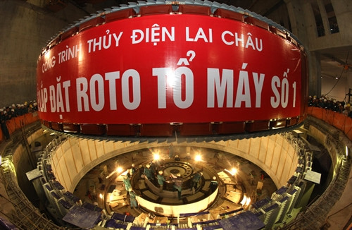 Rotor máy phát tổ máy số 1 nhà máy thủy điện Lai Châu đang được đưa vào vị trí. Ảnh: Ngọc Hà - TTXVN. Rotor máy phát tổ máy số 1 nhà máy thủy điện Lai Châu đang được đưa vào vị trí. Ảnh: Ngọc Hà - TTXVN.