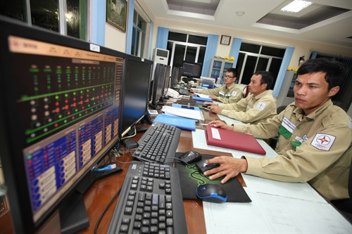 Kiểm tra kỹ thuật thiết bị trạm biến áp 500 kV Sơn La sau khi đóng điện đường dây. Ảnh: Ngọc Hà - TTXVN. Kiểm tra kỹ thuật thiết bị trạm biến áp 500 kV Sơn La sau khi đóng điện đường dây. Ảnh: Ngọc Hà - TTXVN.