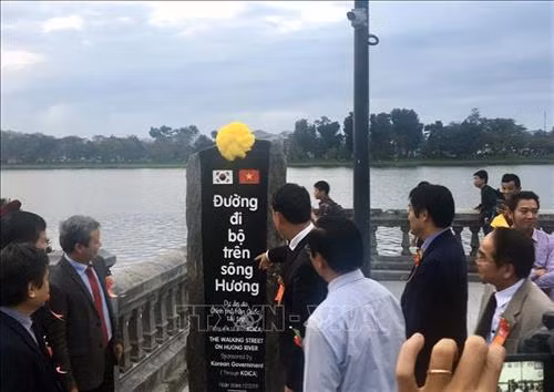 Bí thư Tỉnh ủy, Chủ tịch HĐND tỉnh Thừa Thiên - Huế Lê Trường Lưu (trái) và ông Kim Do Hyon, Đại sứ Hàn quốc tại Việt Nam tham dự lễ khánh thành. Ảnh: Quốc Việt - TTXVN