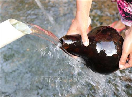 Nước Giọt được hứng vào bầu đựng nước là nét văn hóa lâu đời của dân tộc Jrai tại Gia Lai. Ảnh: Hồng Điệp - TTXVN Nước Giọt được hứng vào bầu đựng nước là nét văn hóa lâu đời của dân tộc Jrai tại Gia Lai. Ảnh: Hồng Điệp - TTXVN