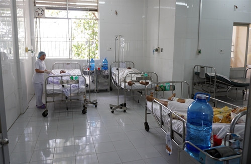 Các bác sỹ Bệnh viện Chợ Rẫy (Thành phố Hồ Chí Minh) điều trị cho các bệnh nhân bị bỏng trong vụ tai nạn lao động ở Bình Dương. Ảnh: Phương Vy- TTXVN