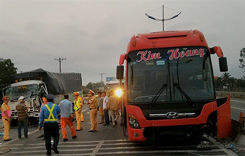Cảnh sát giao thông đang khám nghiệm hiện trường vụ tai nạn. Ảnh: Nam Thái - TTXVN Cảnh sát giao thông đang khám nghiệm hiện trường vụ tai nạn. Ảnh: Nam Thái - TTXVN
