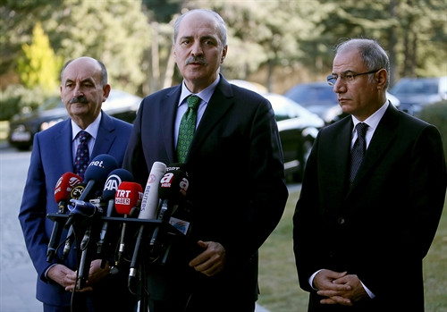 Trong ảnh (tư liệu): Phó Thủ tướng Thổ Nhĩ Kỳ Numan Kurtulmus (giữa) phát biểu sau một cuộc họp ở Ankara ngày 12/1/2016. AFP/TTXVN