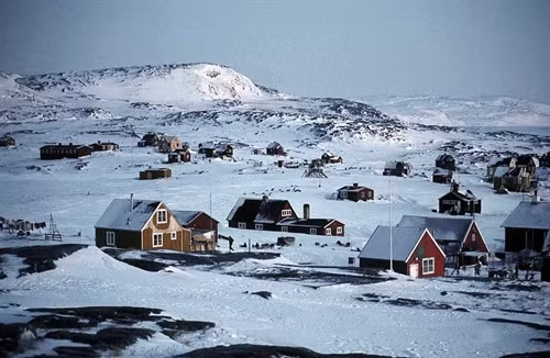 Eskimo là tên gọi khác của tộc người Inupiat hay Yupik sống ở những vùng đất quanh năm băng giá như Đông Siberira, Alaska (Mỹ), Canada, Greenland. Người Eskimo ở Canada và Greenland được gọi là người Inuit. Ảnh: Iacpublishinglabs. Người Eskimo có chiều cao trung bình 1,6 m, da nâu, gò má cao, xuất hiện ở khu vực Bắc Mỹ khoảng 5.000 năm trước, sau đó di chuyển đến các khu vực khác. Ngôn ngữ Eskimo gồm hệ tiếng Eskimo, Aleut và Sirenia (hiện không còn sử dụng). Ảnh: Alaska/Pinterest. Người Eskimo được coi là những người chịu lạnh giỏi nhất thế giới, khi có thể sinh tồn ở nơi nhiệt độ thấp -30 độ đến -40 độ. Để chống chọi với khí hậu khắc nghiệt, họ xây dựng lều Igloo, dáng tròn, làm từ những khối băng nén chặt. Ảnh: Houseporn. Một ngôi nhà như thế này có thể được hai người đàn ông xây dựng trong vòng 1 giờ đồng hồ. Igloo có thể đứng riêng, hoặc kết nối nhiều gia đình với nhau thông qua các đường hầm. Ảnh Wetmarket. Do không thể trồng cây, thực phẩm chủ yếu của người Eskimo là thịt động vật như cá tuyết, cá hồi, hải cẩu, tuần lộc, một số loài chim xứ lạnh. Ảnh: Offthegridnews. Bằng các vũ khí thô sơ như giáo, móc, lao, cung tên, đàn ông Eskimo săn hải cẩu, cá voi, câu cá vào mùa đông và săn tuần lộc, gấu Bắc cực vào mùa hè. Ảnh:Bigfoto. Món ăn được coi là đặc sản truyền thống của họ là akutaq, một loại kem được làm từ cá, mỡ hải cẩu, thịt tuần lộc và quả mâm xôi. Ảnh: Kuow. Phương tiện di chuyển chủ yếu là xe trượt tuyết sử dụng chó kéo. Ở một số vùng khác, người Eskimo sử dụng thuyền kayak, hoặc ôtô. Ảnh: Bigfoto. Những em bé người Eskimo. Ảnh: Rueban Israel/Youtube. Quần áo của người Eskimo làm bằng da và lông động vật. Cả đàn ông, phụ nữ, người già và trẻ em đều mặc kiểu dáng đơn giản, giống nhau. Đó là kiểu áo choàng dài, có mũ trùm đầu, dày và ấm. Ảnh: Iacpublishinglabs. Người Eskimo thể hiện tình cảm bằng cách cọ mũi nhau. Họ tránh việc hôn môi vì sợ rằng cái lạnh có thể khóa môi hai người lại với nhau. Việc cọ mũi vào nhau là cử chỉ thân mật, thường được thực hiện giữa các cặp vợ chồng hoặc bố mẹ và con cái. Ảnh: Huffpost. Ngày nay, cuộc sống của người Eskimo đã có sự kết hợp giữa truyền thống và hiện đại. Ảnh: Bigfoto. Ở một số khu vực, người Eskimo mặc quần áo hiện đại, xây những ngôi nhà lớn và di chuyển bằng ôtô. Ảnh: Bigfoto.