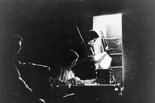 Tổ điện báo viên của Thông tấn xã Giải phóng gửi tin, bài về tổng xã trong những ngày kháng chiến. Ảnh tư liệu: TTXVN Tổ điện báo viên của Thông tấn xã Giải phóng gửi tin, bài về tổng xã trong những ngày kháng chiến. Ảnh tư liệu: TTXVN