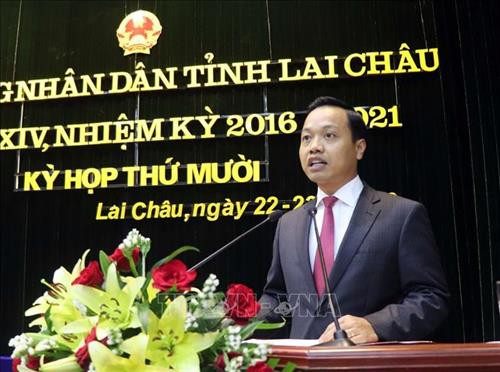 Chủ tịch Ủy Ban Nhân dân tỉnh Lai Châu Trần Tiến Dũng đọc báo cáo về tình hình phát triển kinh tế xã hội trong thời gian qua. Ảnh: Quý Trung – TTXVN Chủ tịch Ủy Ban Nhân dân tỉnh Lai Châu Trần Tiến Dũng đọc báo cáo về tình hình phát triển kinh tế xã hội trong thời gian qua. Ảnh: Quý Trung – TTXVN