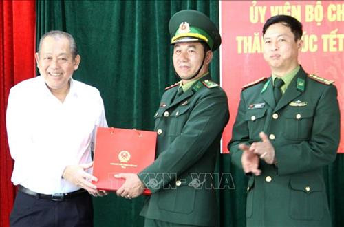 Phó Thủ tướng Thường trực Trương Hòa Bình tặng quà cho Tiểu đoàn huấn luyện cơ động, Bộ đội Biên phòng tỉnh Quảng Trị. Ảnh: Trịnh Bang Nhiệm - TTXVN Phó Thủ tướng Thường trực Trương Hòa Bình tặng quà cho Tiểu đoàn huấn luyện cơ động, Bộ đội Biên phòng tỉnh Quảng Trị. Ảnh: Trịnh Bang Nhiệm - TTXVN