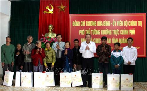 Phó Thủ tướng Trương Hoà Bình cùng lãnh đạo tỉnh Quảng Trị tặng quà cho các hộ gia đình. Ảnh: Trịnh Bang Nhiệm - TTXVN Phó Thủ tướng Trương Hoà Bình cùng lãnh đạo tỉnh Quảng Trị tặng quà cho các hộ gia đình. Ảnh: Trịnh Bang Nhiệm - TTXVN