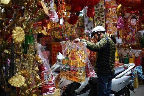 Người dân mua những vật phẩm truyền thống đồ cúng để cúng tiễn ông Công ông Táo về chầu trời. Ảnh: TTXVN Người dân mua những vật phẩm truyền thống đồ cúng để cúng tiễn ông Công ông Táo về chầu trời. Ảnh: TTXVN