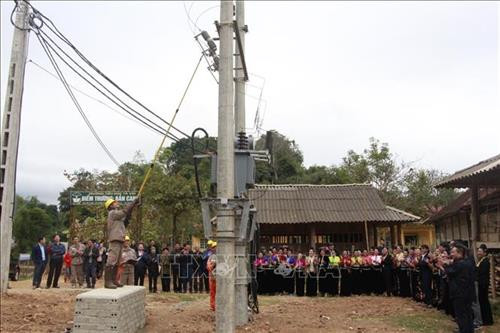 Cán bộ điện lực thực hiện việc đóng điện cho các hộ dân tại xã Chiềng Hặc. Ảnh: Hữu Quyết - TTXVN Cán bộ điện lực thực hiện việc đóng điện cho các hộ dân tại xã Chiềng Hặc. Ảnh: Hữu Quyết - TTXVN