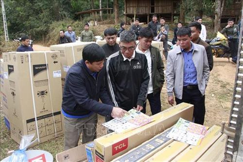 Người dân tại bản Cang, xã Chiềng Hặc mua sắm các đồ thiết bị điện sau khi có điện. Ảnh: Hữu Quyết - TTXVN Người dân tại bản Cang, xã Chiềng Hặc mua sắm các đồ thiết bị điện sau khi có điện. Ảnh: Hữu Quyết - TTXVN