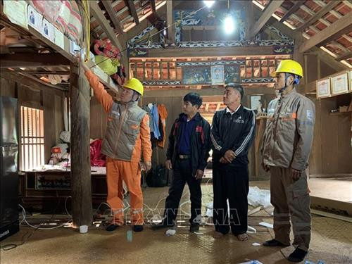 Cán bộ điện lực hướng dẫn người dân ở bản Cang, xã Chiềng Hặc sử dụng thiết bị điện. Ảnh: Hữu Quyết - TTXVN Cán bộ điện lực hướng dẫn người dân ở bản Cang, xã Chiềng Hặc sử dụng thiết bị điện. Ảnh: Hữu Quyết - TTXVN