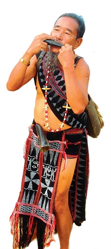 Già làng Y Công, 86 tuổi, trú tại thôn Tống Coói, xã Ba, huyện Đông Giang,(Quảng Nam) đang mặc khố biểu diễn nhạc cụ. Già làng Y Công, 86 tuổi, trú tại thôn Tống Coói, xã Ba, huyện Đông Giang,(Quảng Nam) đang mặc khố biểu diễn nhạc cụ.