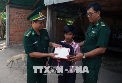 Cán bộ Đồn Biên phòng Phú Mỹ trao quà, tiền cho trẻ hoàn cảnh khó khăn tại ấp Tà Hưng, xã Pray Cơ Rớ, huyện Kampong Trach, (Vương quốc Campuchia). Ảnh: Lê Huy Hải – TTXVN Cán bộ Đồn Biên phòng Phú Mỹ trao quà, tiền cho trẻ hoàn cảnh khó khăn tại ấp Tà Hưng, xã Pray Cơ Rớ, huyện Kampong Trach, (Vương quốc Campuchia). Ảnh: Lê Huy Hải – TTXVN