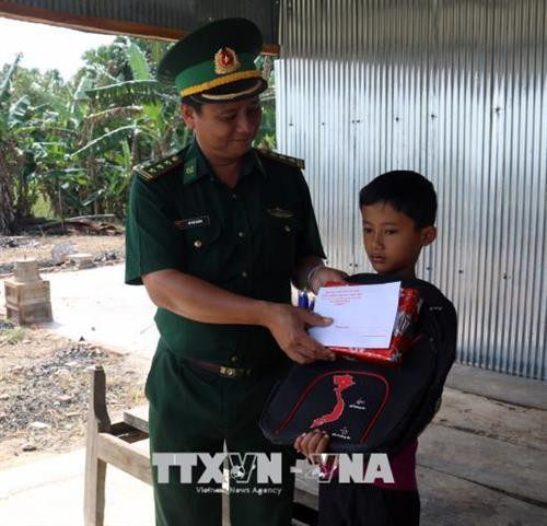 Cán bộ Đồn Biên phòng Phú Mỹ trao quà, tiền cho trẻ hoàn cảnh khó khăn tại ấp Tà Hưng, xã Pray Cơ Rớ, huyện Kampong Trach, (Vương quốc Campuchia). Ảnh: Lê Huy Hải - TTXVN Cán bộ Đồn Biên phòng Phú Mỹ trao quà, tiền cho trẻ hoàn cảnh khó khăn tại ấp Tà Hưng, xã Pray Cơ Rớ, huyện Kampong Trach, (Vương quốc Campuchia). Ảnh: Lê Huy Hải - TTXVN