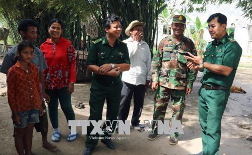 Cán bộ Đồn Biên phòng Phú Mỹ thăm hỏi, trao đổi với bà con, chính quyền địa phương tại ấp Tà Hưng, xã Pray Cơ Rớ, huyện Kampong Trach, (Vương quốc Campuchia). Ảnh: Lê Huy Hải - TTXVN Cán bộ Đồn Biên phòng Phú Mỹ thăm hỏi, trao đổi với bà con, chính quyền địa phương tại ấp Tà Hưng, xã Pray Cơ Rớ, huyện Kampong Trach, (Vương quốc Campuchia). Ảnh: Lê Huy Hải - TTXVN