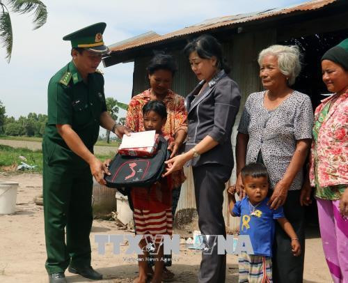 Cán bộ Đồn Biên phòng Phú Mỹ trao quà, tiền cho trẻ hoàn cảnh khó khăn tại ấp Tà Hưng, xã Pray Cơ Rớ, huyện Kampong Trach, (Vương quốc Campuchia). Ảnh: Lê Huy Hải – TTXVN Cán bộ Đồn Biên phòng Phú Mỹ trao quà, tiền cho trẻ hoàn cảnh khó khăn tại ấp Tà Hưng, xã Pray Cơ Rớ, huyện Kampong Trach, (Vương quốc Campuchia). Ảnh: Lê Huy Hải – TTXVN