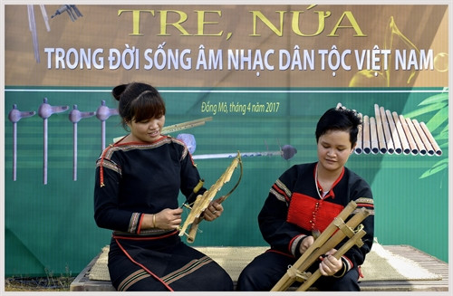 Trình diễn nhạc cụ dân tộc Ê Đê.