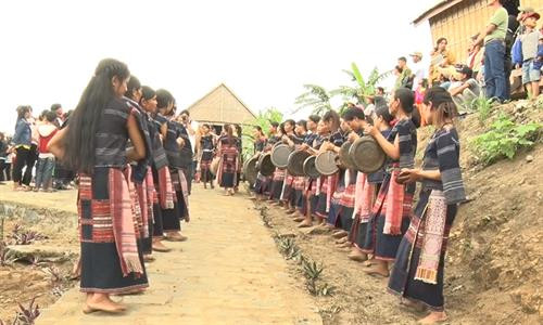 Đội chiêng nữ làng Leng biểu diễn phục vụ khách tham quan. Đội chiêng nữ làng Leng biểu diễn phục vụ khách tham quan.