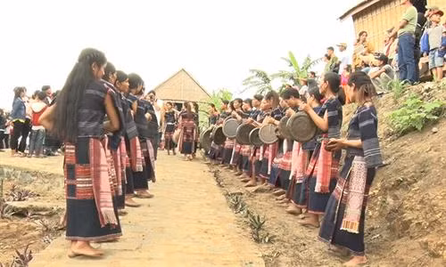 Đội chiêng nữ làng Leng biểu diễn phục vụ khách tham quan. Đội chiêng nữ làng Leng biểu diễn phục vụ khách tham quan.