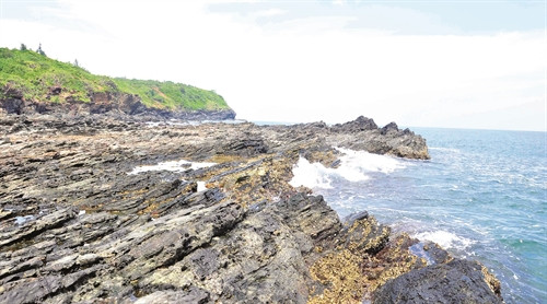 Ghềnh đá Bàn Than còn nguyên vẻ đẹp hoang sơ mà thiên nhiên ban tặng cho huyện Núi Thành Ghềnh đá Bàn Than còn nguyên vẻ đẹp hoang sơ mà thiên nhiên ban tặng cho huyện Núi Thành