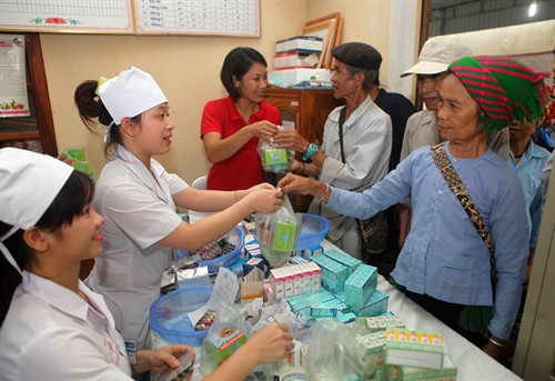 Hội Chữ thập đỏ Nghệ An phối hợp với trường Đại học Y khoa Vinh tổ chức khám và cấp thuốc miễn phí cho đồng bào dân tộc thiểu số, người nghèo trên địa bàn huyện Quế Phong (Nghệ An). Hội Chữ thập đỏ Nghệ An phối hợp với trường Đại học Y khoa Vinh tổ chức khám và cấp thuốc miễn phí cho đồng bào dân tộc thiểu số, người nghèo trên địa bàn huyện Quế Phong (Nghệ An).