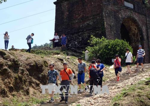 Khách du lịch đến tham quan Di tích lịch sử Hải Vân Quan, trên đèo Hải Vân (Đà Nẵng). Ảnh: Trần Lê Lâm - TTXVN Khách du lịch đến tham quan Di tích lịch sử Hải Vân Quan, trên đèo Hải Vân (Đà Nẵng). Ảnh: Trần Lê Lâm - TTXVN