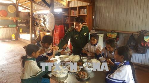 Bếp ăn tình thương của Ban chỉ huy Đồn biên phòng của khẩu Quốc tế Lệ Thanh nuôi dưỡng cho 14 em học sinh dân tộc thiểu số có hoàn cảnh khó khăn trên địa bàn. Ảnh: Hồng Điệp - TTXVN Bếp ăn tình thương của Ban chỉ huy Đồn biên phòng của khẩu Quốc tế Lệ Thanh nuôi dưỡng cho 14 em học sinh dân tộc thiểu số có hoàn cảnh khó khăn trên địa bàn. Ảnh: Hồng Điệp - TTXVN