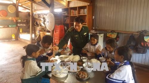 Bếp ăn tình thương của Ban chỉ huy Đồn biên phòng của khẩu Quốc tế Lệ Thanh nuôi dưỡng cho 14 em học sinh dân tộc thiểu số có hoàn cảnh khó khăn trên địa bàn. Ảnh: Hồng Điệp - TTXVN Bếp ăn tình thương của Ban chỉ huy Đồn biên phòng của khẩu Quốc tế Lệ Thanh nuôi dưỡng cho 14 em học sinh dân tộc thiểu số có hoàn cảnh khó khăn trên địa bàn. Ảnh: Hồng Điệp - TTXVN