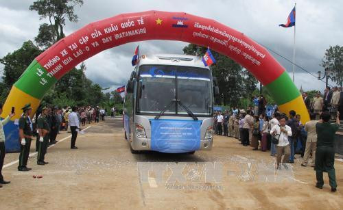 Những chiếc xe vận tải đường bộ qua Cửa khẩu quốc tế Lệ Thanh. Ảnh: Hoài Nam – TTXVN