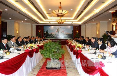 Ủy viên Trung ương Đảng, Chủ tịch UBND Thành phố Hồ Chí Minh Nguyễn Thành Phong tiếp đoàn đại biểu cấp cao 3 tỉnh Trung Lào: Savanakhet, Khăm Muộn và tỉnh Boly Khamxay do đồng chí Santiphap Phomvihan, Ủy viên Trung ương Đảng Nhân dân Cách mạng Lào, Bí thư,Tỉnh trưởng Tỉnh Savanakhet làm trưởng đoàn đang có chuyến thăm làm việc tại Việt Nam. Ảnh: Thanh Vũ – TTXVN