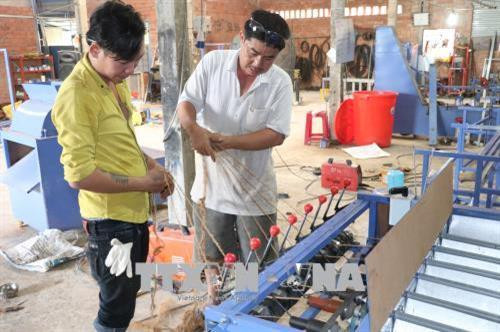 Anh Lê Văn liêm với sáng chế máy se chỉ sơ dừa 8 trục và máy xe thừng không nối. Ảnh: Huỳnh Phúc Hậu - TTXVN Anh Lê Văn liêm với sáng chế máy se chỉ sơ dừa 8 trục và máy xe thừng không nối. Ảnh: Huỳnh Phúc Hậu - TTXVN