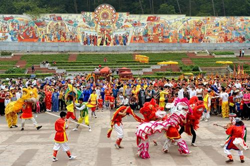 Nhã nhạc cung đình Huế - gia đình 4 đời của nghệ nhân ưu tú Lữ Hữu Thi 103 tuổi đang biểu diễn cùng với con, cháu, chắt tại nhà riêng Các thế hệ biểu diễn ở lễ hội đường phố tại liên hoan nghệ thuật dân gian Tây Nguyên lần thứ 3 năm 2016. Các liền anh liền chị đang biểu diễn quan họ nhân dịp Tết năm 2016 phục vụ cho các du khách thập phương về dự. Các thành viên CLB ca trù Thái Hà đang biểu diễn tại đền Quán Thánh. Ông Hiệu Cờ (Nguyễn Văn Sơn, sinh năm 1999) – tượng trưng cho Thánh Gióng biểu diễn đánh trận cuối cùng tại bãi cờ Soi Bia. CLB hát xoan làng cổ đình Hùng Lô, xã Hùng Lô, Phú Thọ đang biểu diễn phục vụ cho du khách nước ngoài tới nghe hát xoan. Lễ rước kiệu truyền thống và biểu diễn múa lân tại sân trung tâm trong lễ hội Đền Hùng nhân dịp giỗ tổ Hùng Vương. Đờn ca tài tử Nam Bộ luôn sống mãi với thời gian. Trong ảnh là các nghệ nhân tỉnh Long An đang biểu diễn phục vụ người dân địa phương. Các thành viên dân ca ví giặm phường nón xã Phù Việt huyện Thạch Hà tỉnh Hà Tĩnh vừa làm nón vừa hát giao duyên với bài “thử long chung thủy”. Các vận động viên môn kéo song đang tập trung cao độ khi thi đấu quyết giành phần thắng về đội của minh. Thực hành tín ngưỡng thờ Mẫu