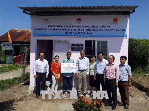 Bàn giao nhà ở an toàn phòng chống thiên tai cho hộ ông Danh Sóc, cư ngụ ấp 7, xã Khánh Tiến, huyện U Minh (Cà Mau). Ảnh: Quách Kim Há - TTXVN
