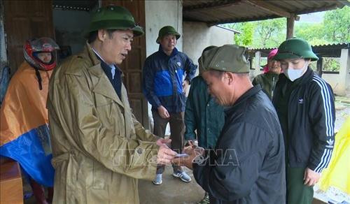 Bí thư Tỉnh ủy Sơn La Nguyễn Hữu Đông (bên trái) chia sẻ và động viên hộ gia đình trên địa bàn huyện Mộc Châu bị thiệt hại nặng do mưa đá kèm theo giông lốc gây ra. Ảnh: TTXVN phát. Bí thư Tỉnh ủy Sơn La Nguyễn Hữu Đông (bên trái) chia sẻ và động viên hộ gia đình trên địa bàn huyện Mộc Châu bị thiệt hại nặng do mưa đá kèm theo giông lốc gây ra. Ảnh: TTXVN phát.