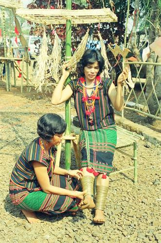 Phụ nữ trẻ tuổi M’nông vẫn thích đeo vòng ống chân. Phụ nữ trẻ tuổi M’nông vẫn thích đeo vòng ống chân.