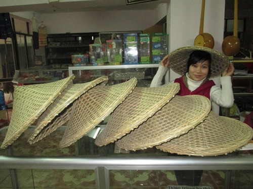 Nón lá của người Tày, Nùng trở thành sản phẩm du lịch. Nón lá của người Tày, Nùng trở thành sản phẩm du lịch.
