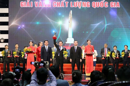 Bộ trưởng Chu Ngọc Anh và Phó Chủ tịch tỉnh Thái Bình Nguyễn Hồng Diên trao Giải Vàng GTCLQG 2016 cho các DN. Ảnh: Bộ KH&CN Bộ trưởng Chu Ngọc Anh và Phó Chủ tịch tỉnh Thái Bình Nguyễn Hồng Diên trao Giải Vàng GTCLQG 2016 cho các DN. Ảnh: Bộ KH&CN