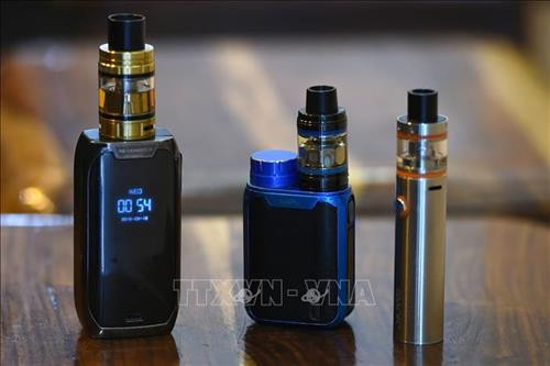 Thuốc lá điện tử được bày bán tại cửa hàng ở New Delhi, Ấn Độ, ngày 18/9/2019. Ảnh: AFP/ TTXVN