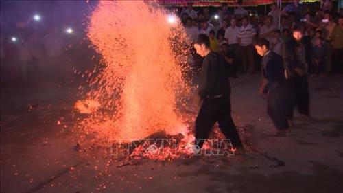 Lễ hội nhảy lửa của người Dao ở Hoàng Su Phì (Hà Giang). Ảnh: Nguyễn Chiến - TTXVN