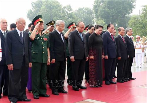 Đoàn đại biểu Lãnh đạo và nguyên lãnh đạo Đảng, Nhà nước, Mặt trận Tổ quốc Việt Nam đặt vòng hoa tưởng niệm các Anh hùng, liệt sĩ. Ảnh: Văn Điệp – TTXVN Đoàn đại biểu Lãnh đạo và nguyên lãnh đạo Đảng, Nhà nước, Mặt trận Tổ quốc Việt Nam đặt vòng hoa tưởng niệm các Anh hùng, liệt sĩ. Ảnh: Văn Điệp – TTXVN