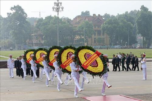 Đoàn đại biểu Lãnh đạo, nguyên Lãnh đạo Đảng, Nhà nước và Mặt trận Tổ quốc Việt Nam đặt vòng hoa và vào Lăng viếng Chủ tịch Hồ Chí Minh. Ảnh: Dương Giang - TTXVN Đoàn đại biểu Lãnh đạo, nguyên Lãnh đạo Đảng, Nhà nước và Mặt trận Tổ quốc Việt Nam đặt vòng hoa và vào Lăng viếng Chủ tịch Hồ Chí Minh. Ảnh: Dương Giang - TTXVN