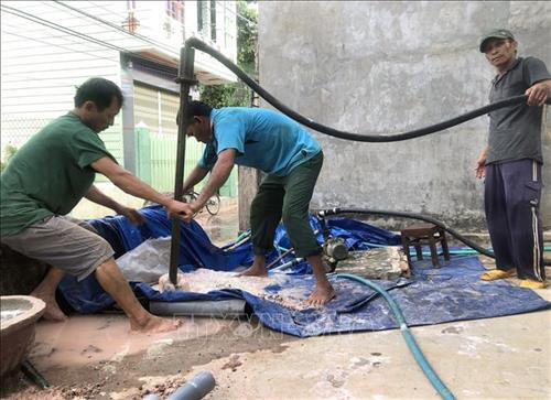 Dầm Trà Ổ khô cạn, mực nước ngầm xuống thấp, người dân thôn Châu Trúc, xã Mỹ Châu, huyện Phù Mỹ phải khoan giếng để tìm nguồn nước sinh hoạt. Ảnh: Nguyên Linh - TTXVN Dầm Trà Ổ khô cạn, mực nước ngầm xuống thấp, người dân thôn Châu Trúc, xã Mỹ Châu, huyện Phù Mỹ phải khoan giếng để tìm nguồn nước sinh hoạt. Ảnh: Nguyên Linh - TTXVN