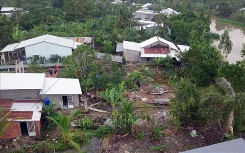 Lốc xoáy làm tốc mái và nhiều căn nhà bị sập. Ảnh: Thanh Liêm - TTXVN Lốc xoáy làm tốc mái và nhiều căn nhà bị sập. Ảnh: Thanh Liêm - TTXVN