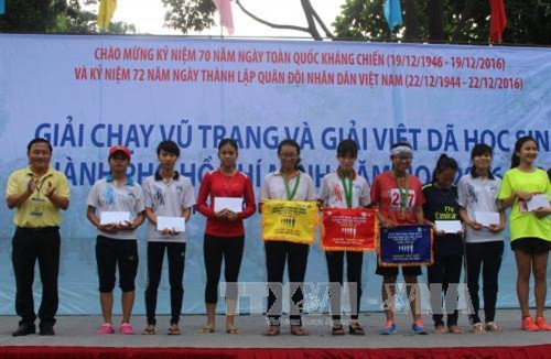 Trao thưởng cá nhân nội dung nữ học sinh. Ảnh: Xuân Dự - TTXVN Trao thưởng cá nhân nội dung nữ học sinh. Ảnh: Xuân Dự - TTXVN